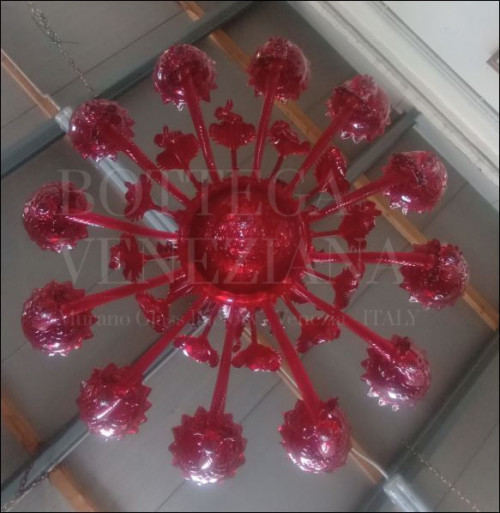 Lampadario classico in vetro soffiato di murano rosso modello wezen. 