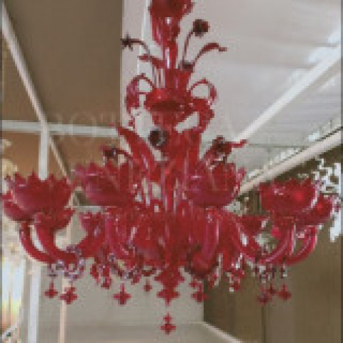 Lampadario classico in vetro soffiato di murano rosso modello wezen. 