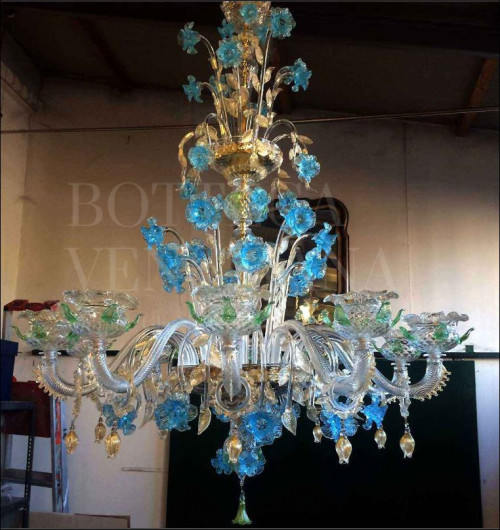 Lampadario in vetro di murano cristallo azzurro e oro modello porto. 