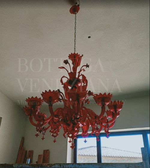 Lampadario classico in vetro soffiato di murano rosso modello wezen. 