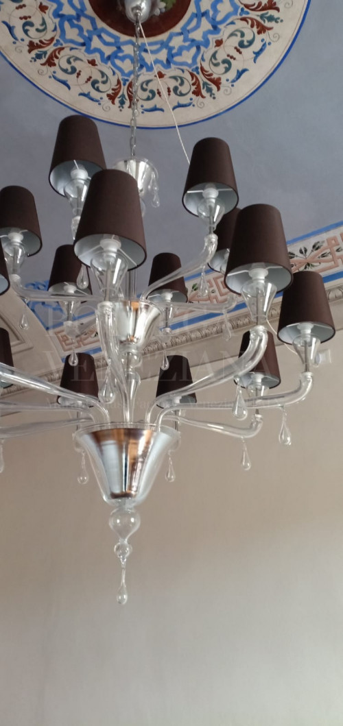 Lampadario moderno modello aslam in vetro cristallo e paralumi bianch