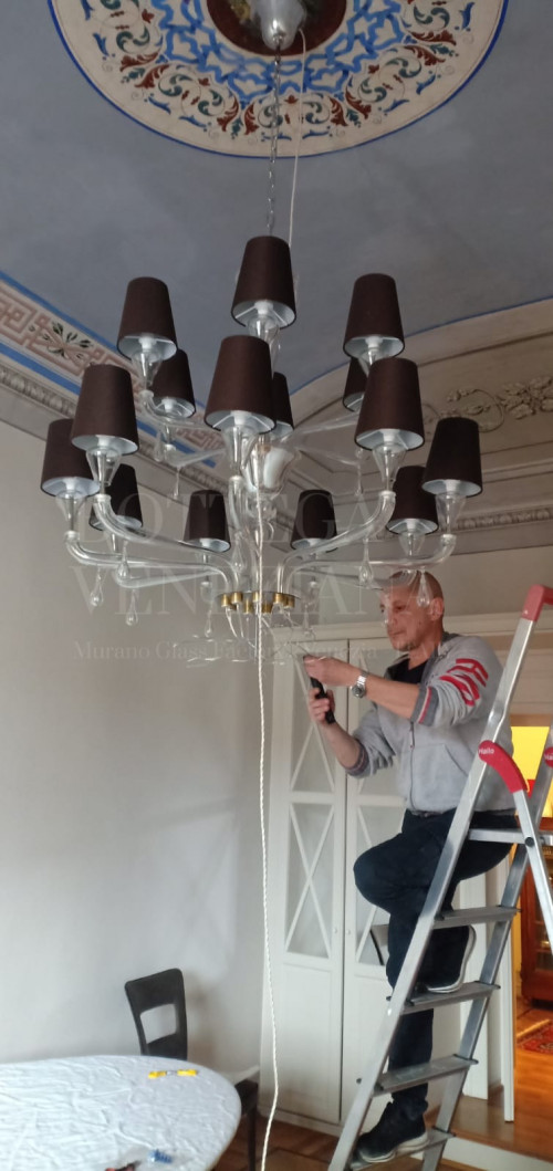 Lampadario moderno modello aslam in vetro cristallo e paralumi bianch