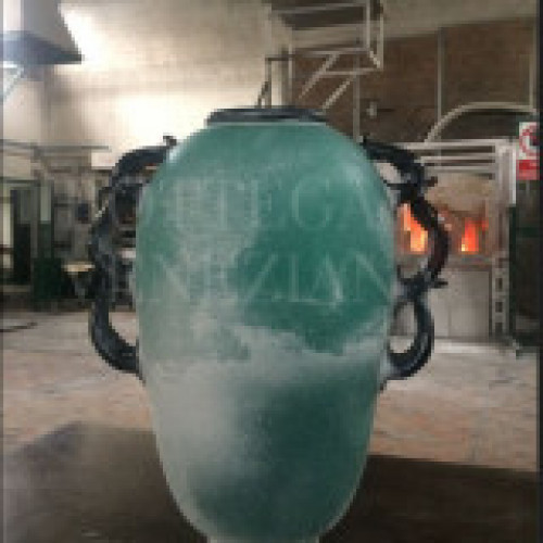 Vaso in vetro soffiato di murano verde e nero. realizzato completamen