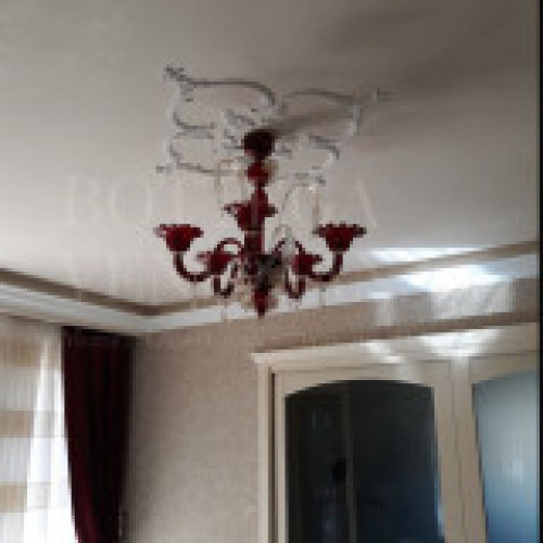 Lampadario murano rosso rubino con decori in cristallo e foglia oro. 