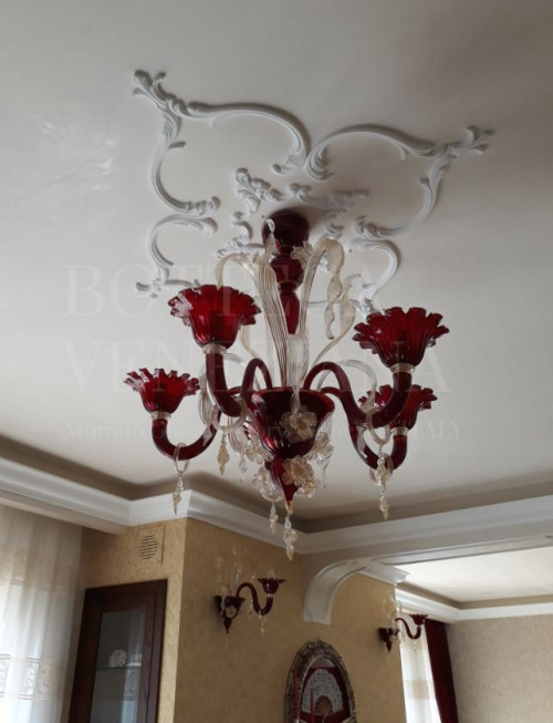 Lampadario murano rosso rubino con decori in cristallo e foglia oro. 