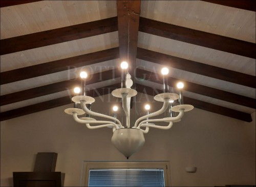 Lampadario moderno in vetro soffiato di murano colore bianco latte. r