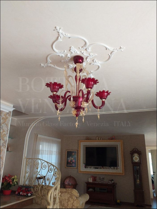 Lampadario murano rosso rubino con decori in cristallo e foglia oro. 