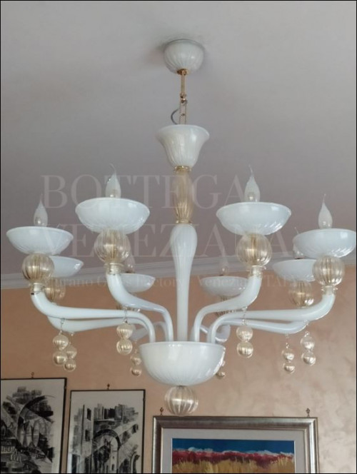 Lampadario moderno modello correr in vetro di murano bianco e oro 24k