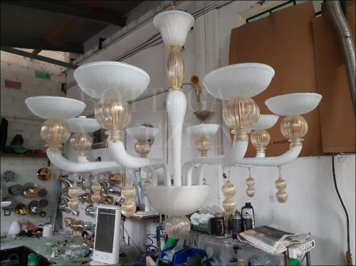 Lampadario moderno modello correr in vetro di murano bianco e oro 24k