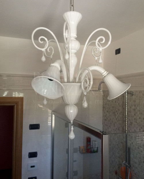 Lampadario moderno in vetro di murano bianco modello gemmo, realizzat