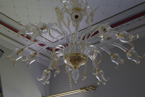 Lampadario in vetro soffiato di murano modello corolle, realizzato a 