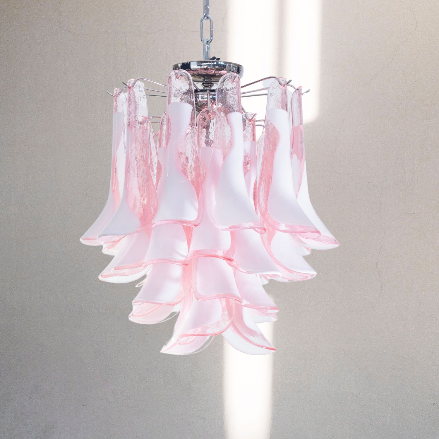 lampadario murano vintage artemide rosa prodotto dalla fabbrica lampadari Bottega Veneziana made in italy