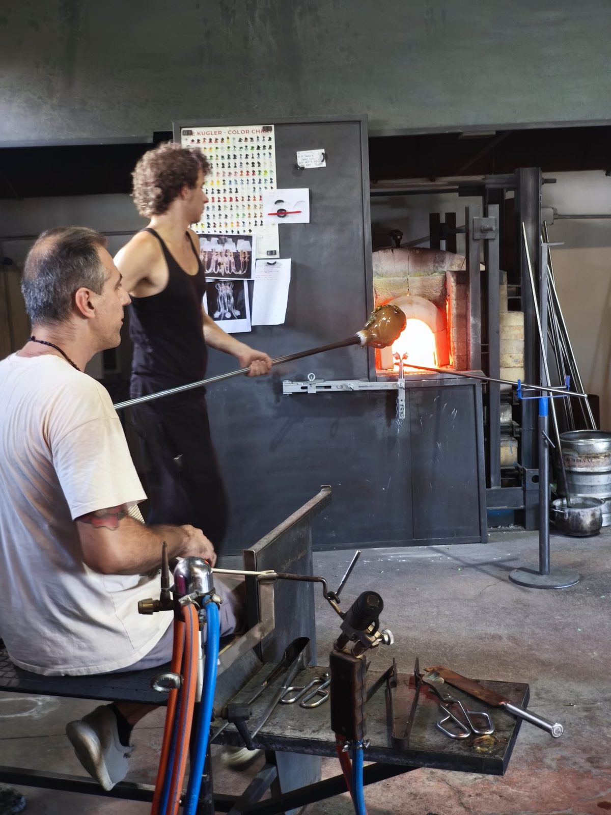 Maestro vetraio al forno: soffiatura e modellatura a caldo del vetro di Murano