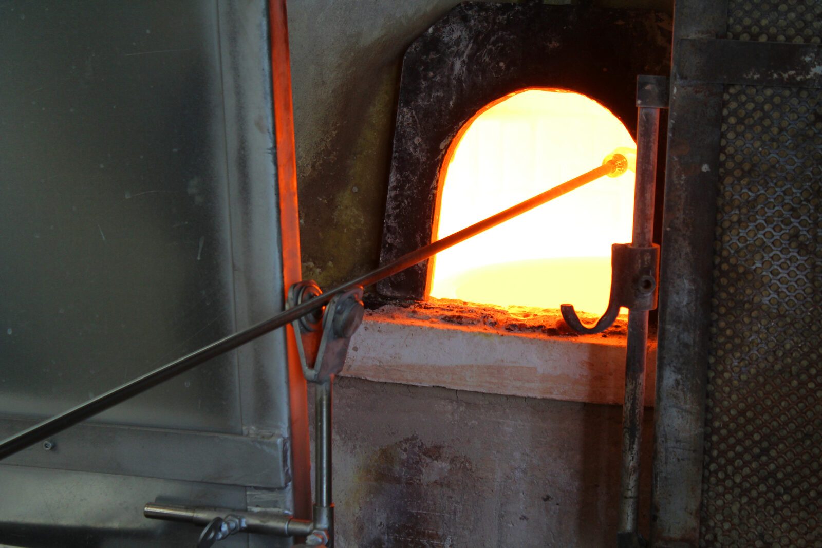 Il forno di fusione del vetro nella fornace di Bottega Veneziana a Venezia