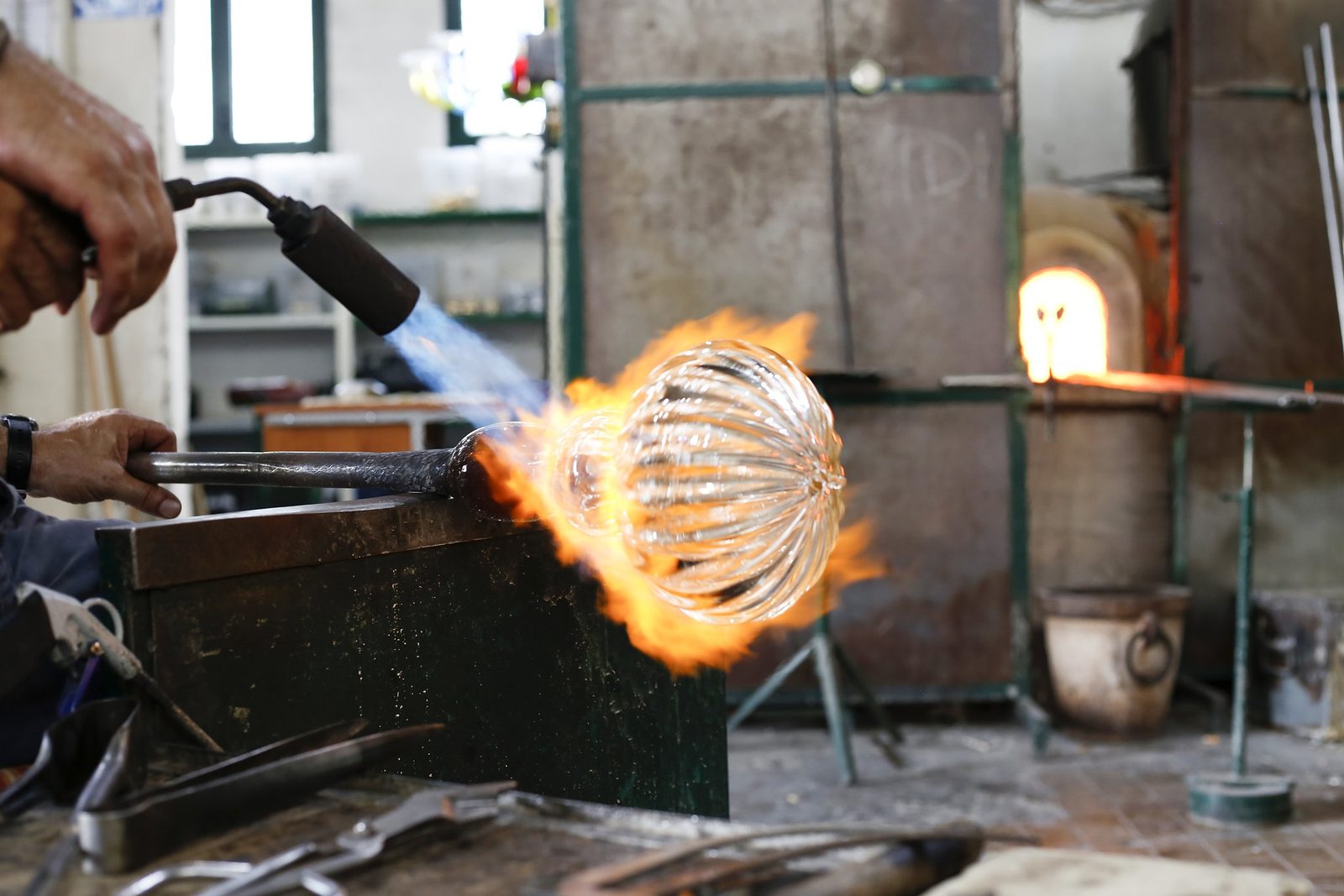 Finitura a fiamma di un elemento in vetro di Murano