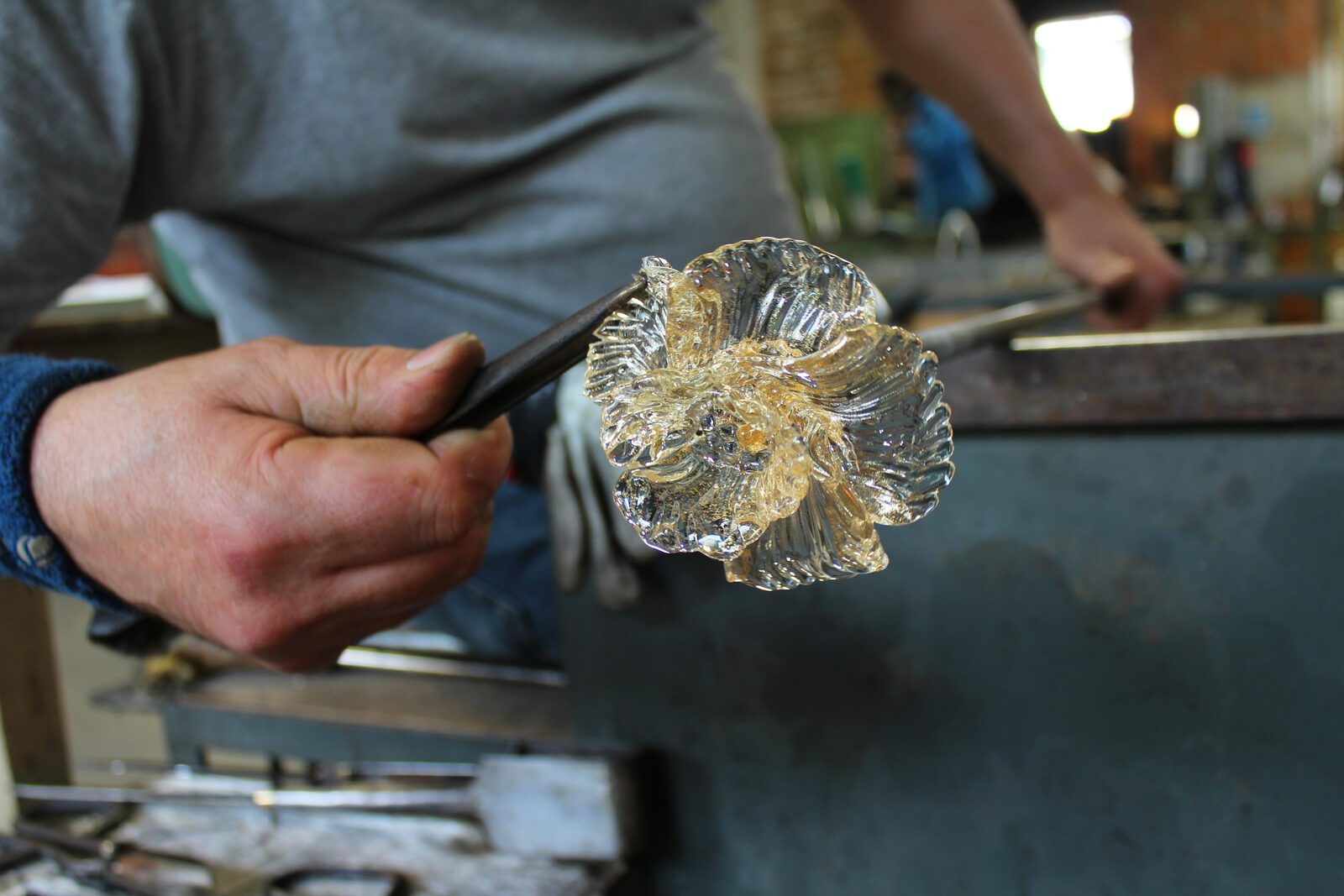 Fiore in vetro di Murano controllato a mano prima del montaggio