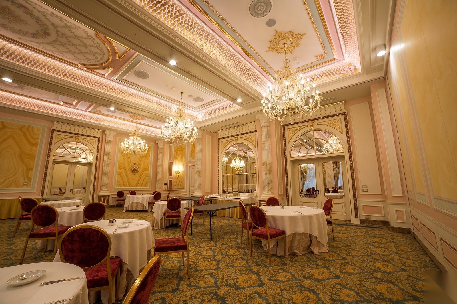 Lampadari in vetro di Murano nella sala da pranzo del Grand Hôtel des Îles Borromées a Stresa