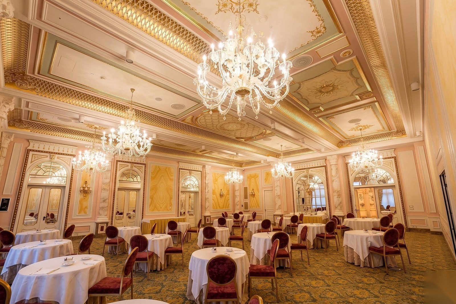 Lampadari in vetro di Murano nel salone del Grand Hôtel des Îles Borromées