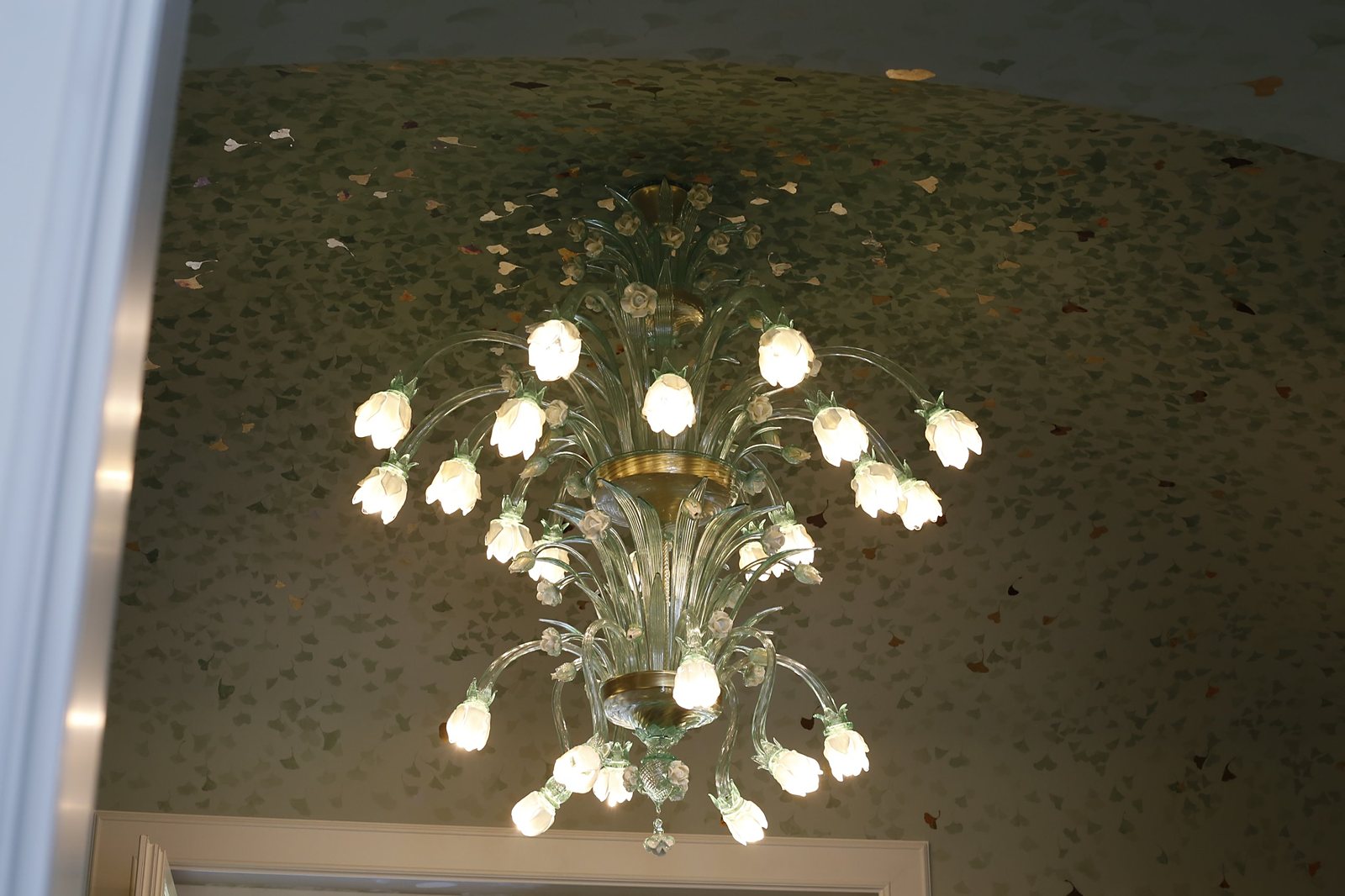 Lampadario Primavera in vetro di Murano con fiori bianchi a Villa Bonomi d'Ascanio, sul lago di Como