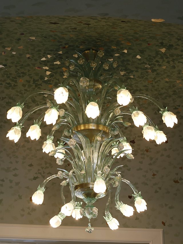 Lampadario Primavera in vetro di Murano con fiori bianchi a Villa Bonomi d'Ascanio, sul lago di Como