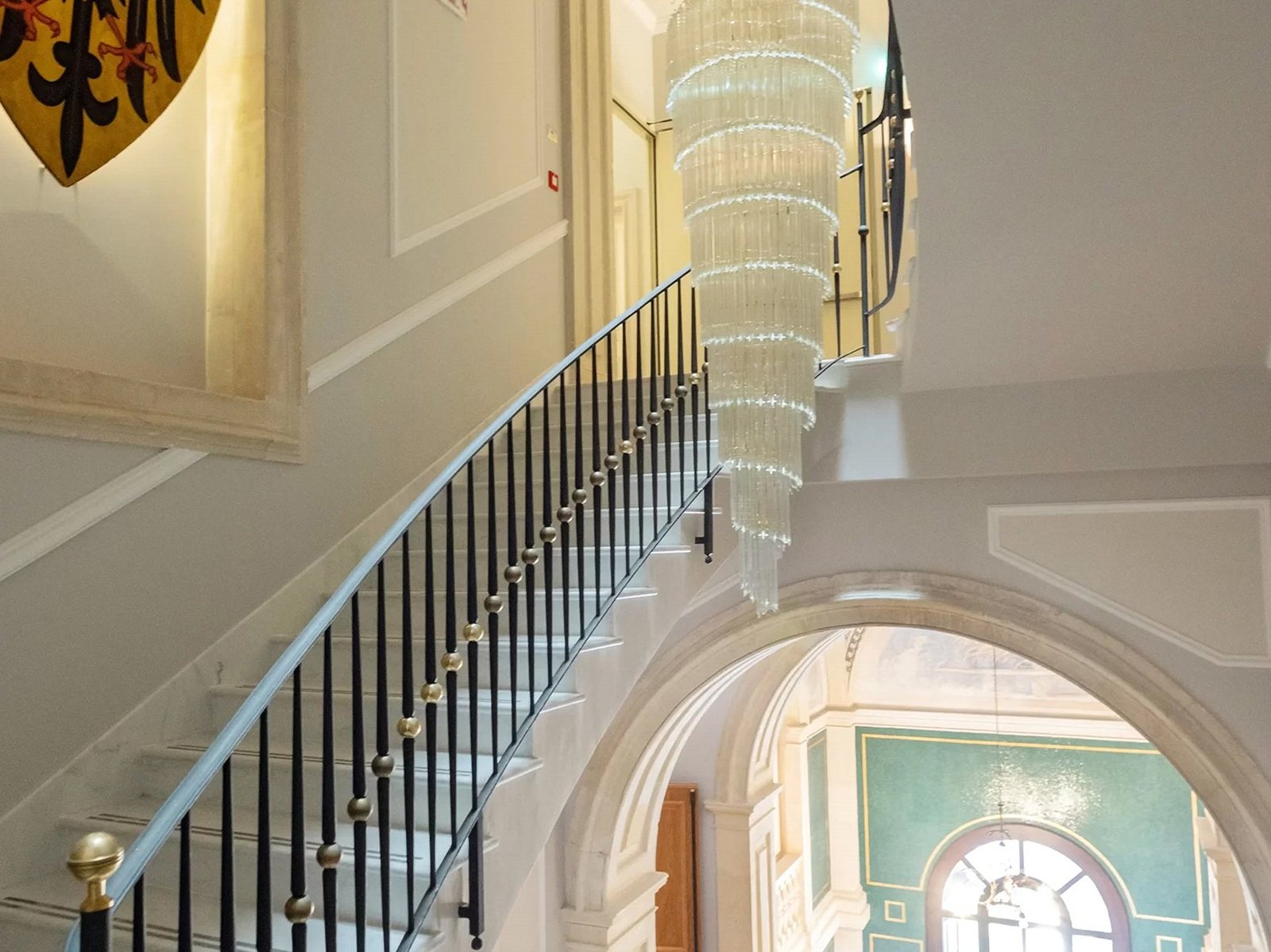 Lampadario a cascata in vetro di Murano sullo scalone del Grand Hotel Les Etrangères a Siracusa
