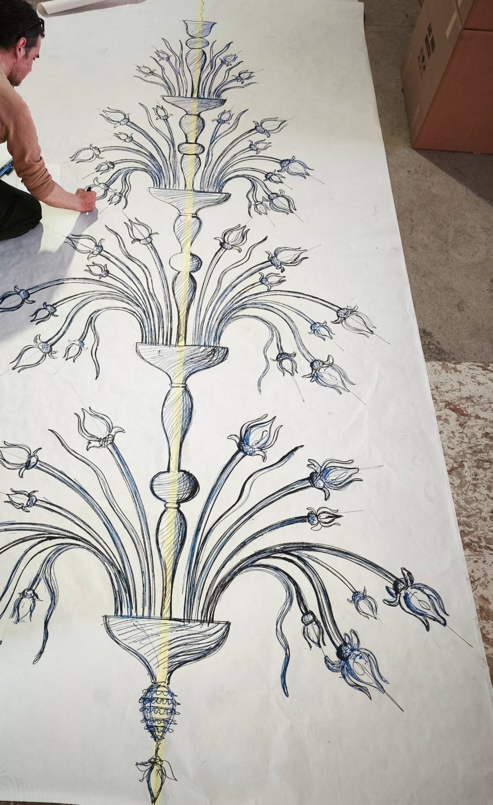 Disegno a grandezza naturale di un lampadario su misura nel laboratorio di Bottega Veneziana a Venezia