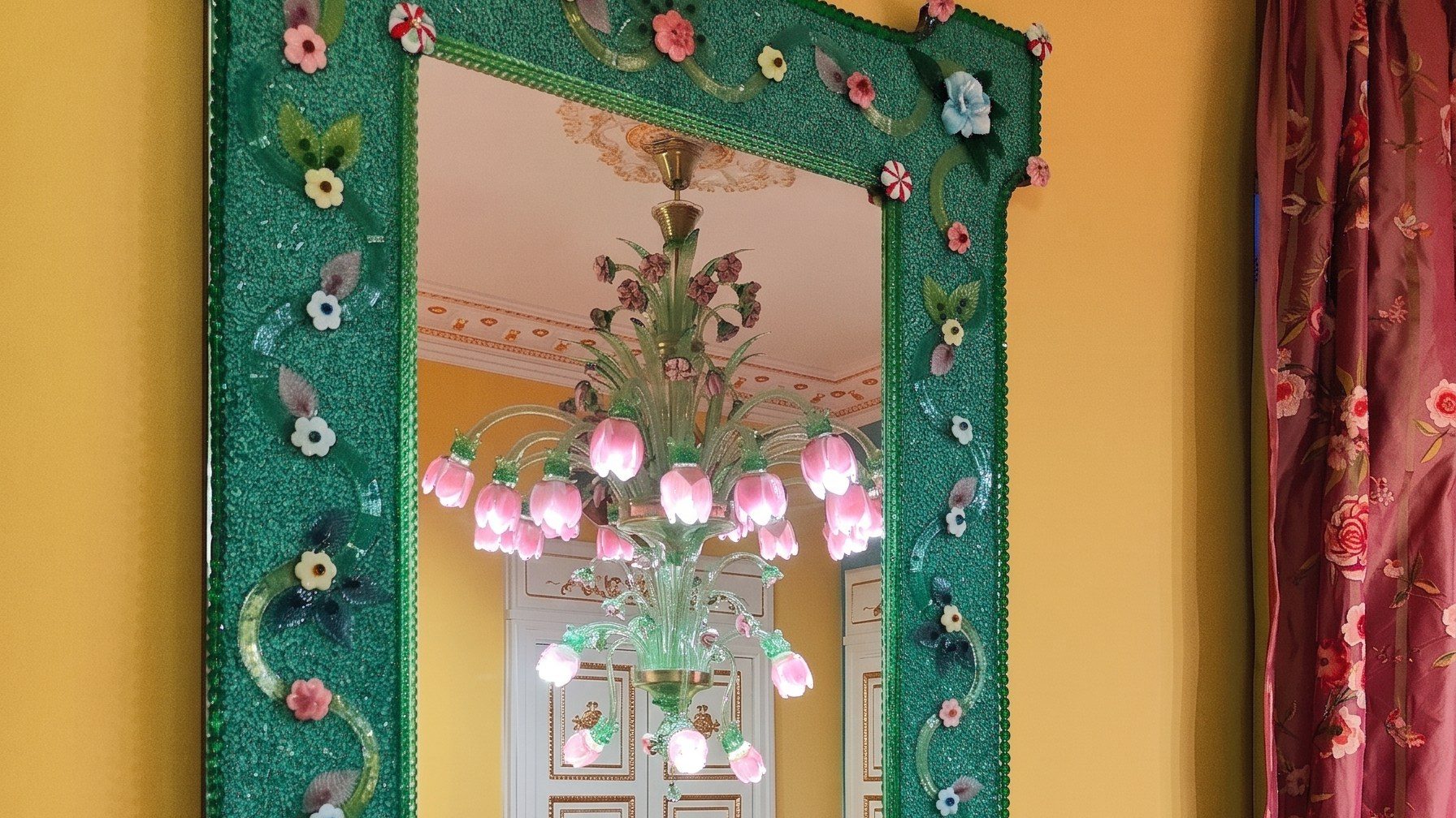 Lampadario Primavera in vetro di Murano con fiori rosa soffiati a caldo, riflesso in uno specchio veneziano in una residenza privata