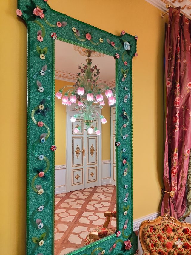 Lampadario Primavera in vetro di Murano con fiori rosa soffiati a caldo, riflesso in uno specchio veneziano in una residenza privata