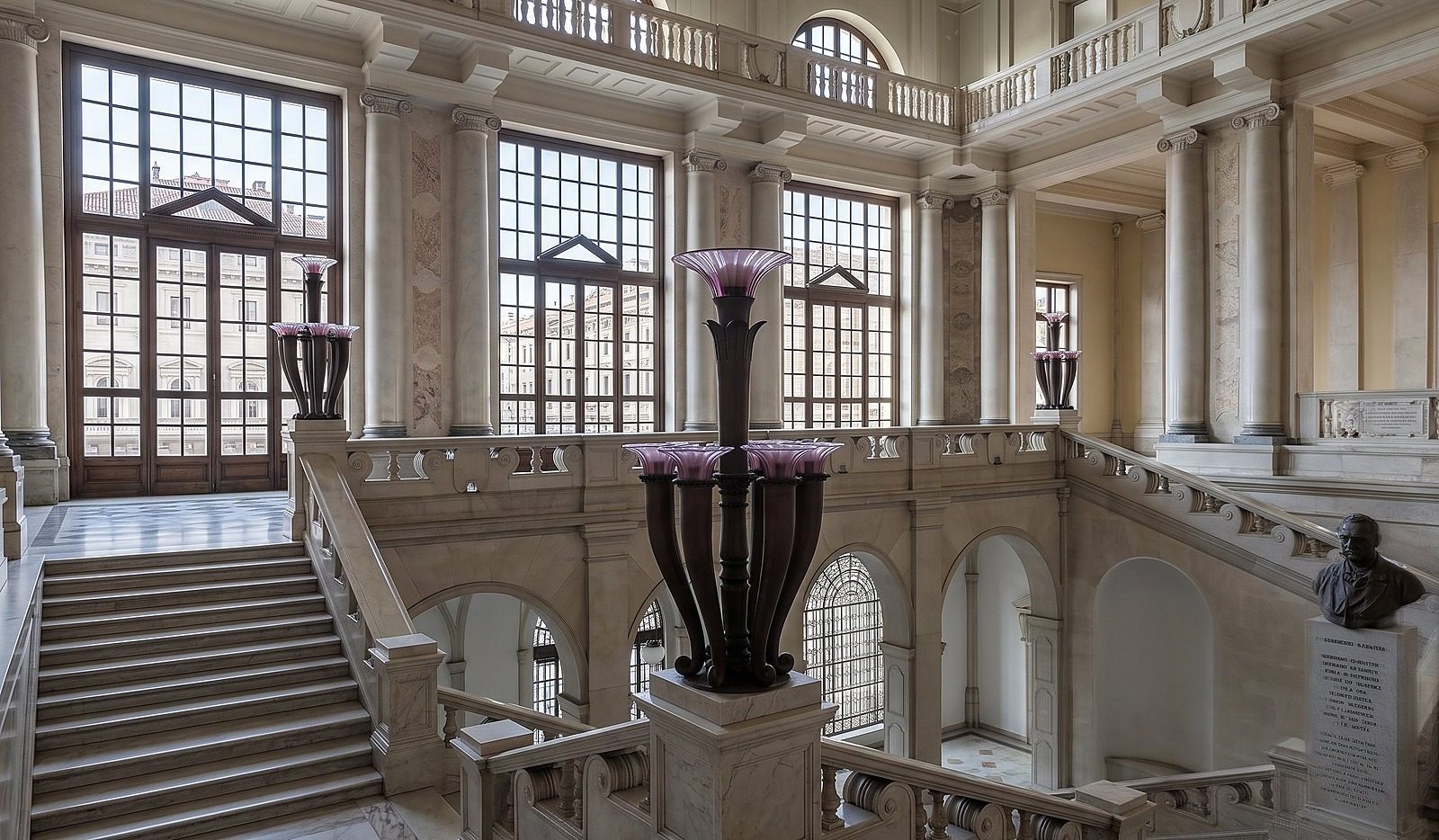 Lampade in vetro di Murano ametista nello scalone del Seminario Arcivescovile di Varese
