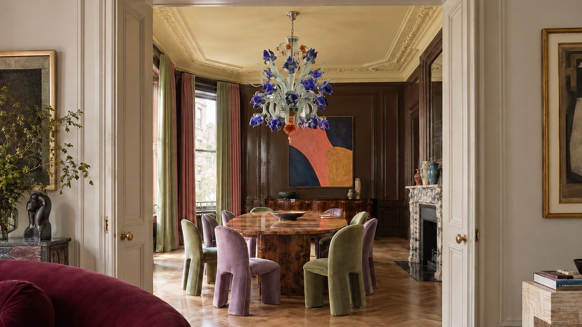 Lampadario in vetro di Murano con fiori blu in una sala da pranzo