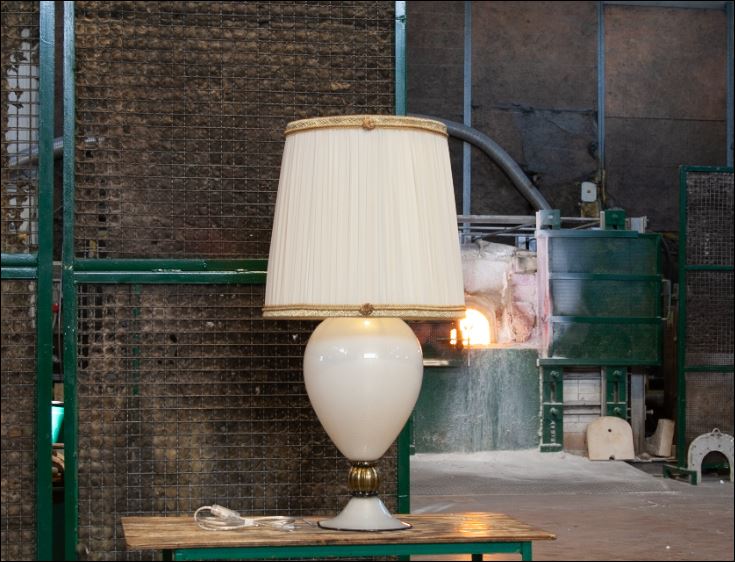 Bottega Veneziana | Lampada da tavolo in vetro soffiato di Murano avorio con paralume pli