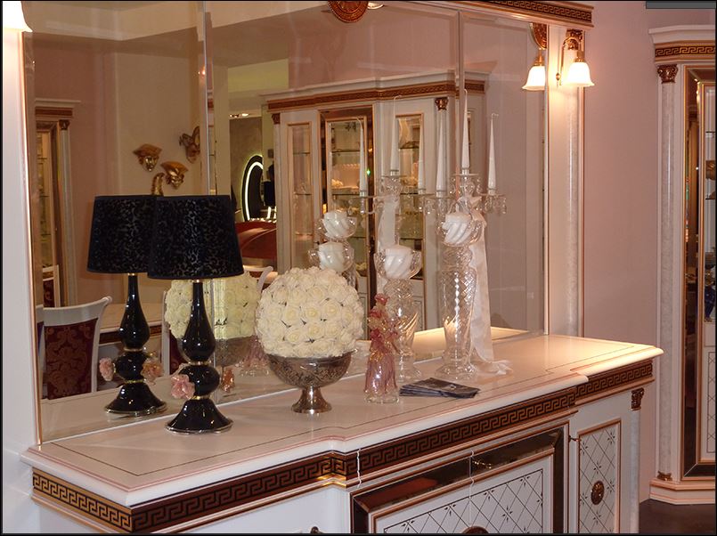 Bottega Veneziana | Lampada da tavolo in vetro soffiato nero decorato con roselline rosa 