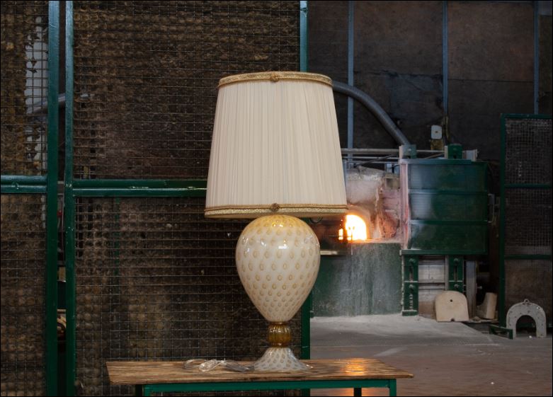 Bottega Veneziana | Lampada da tavolo in vetro soffiato Murano avorio e oro modello ORSIN