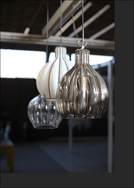 Bottega Veneziana | Sospensione moderna modello BOULE vetro soffiato in gabbia